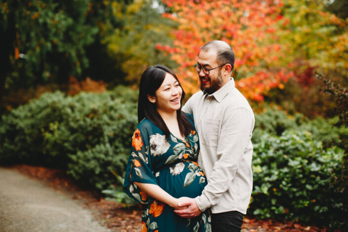 Seattle maternity and newborn photographer Erin Schedler Photography, candid, natural light, best, top