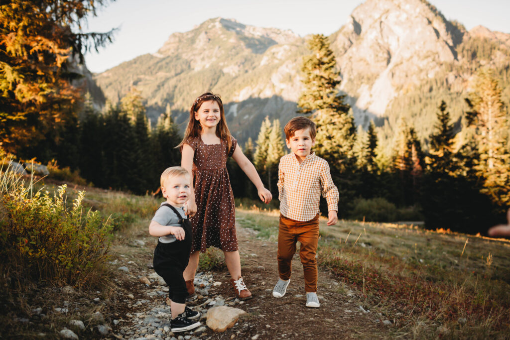 summer sunset mountain family photos pnw
